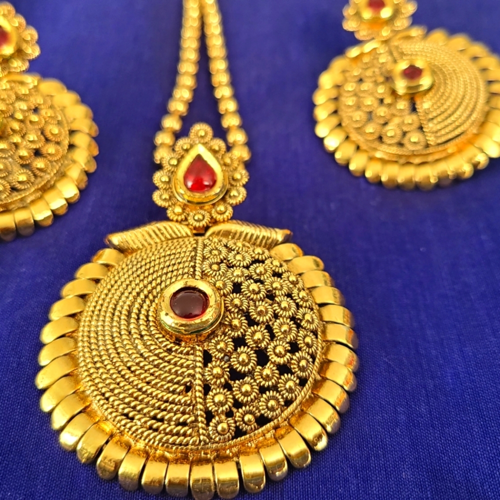 Pendant and earing sets